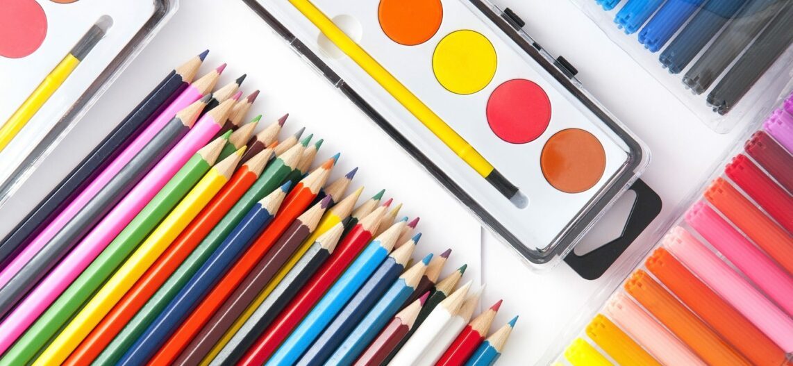 Choisir entre feutres, crayons de couleur et pastels