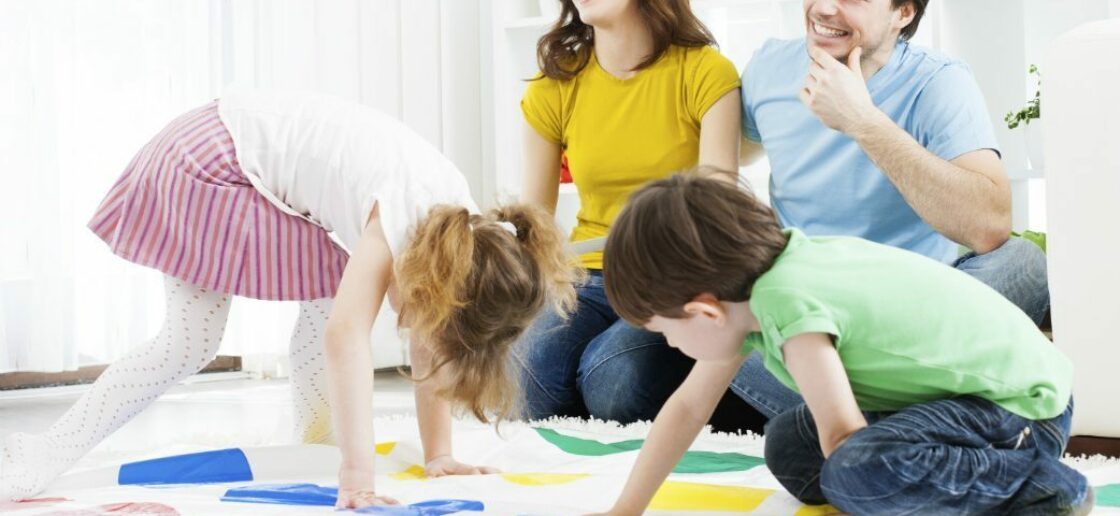 Enfants Faisant De L'activité Physique Avec Le Jeu Twister