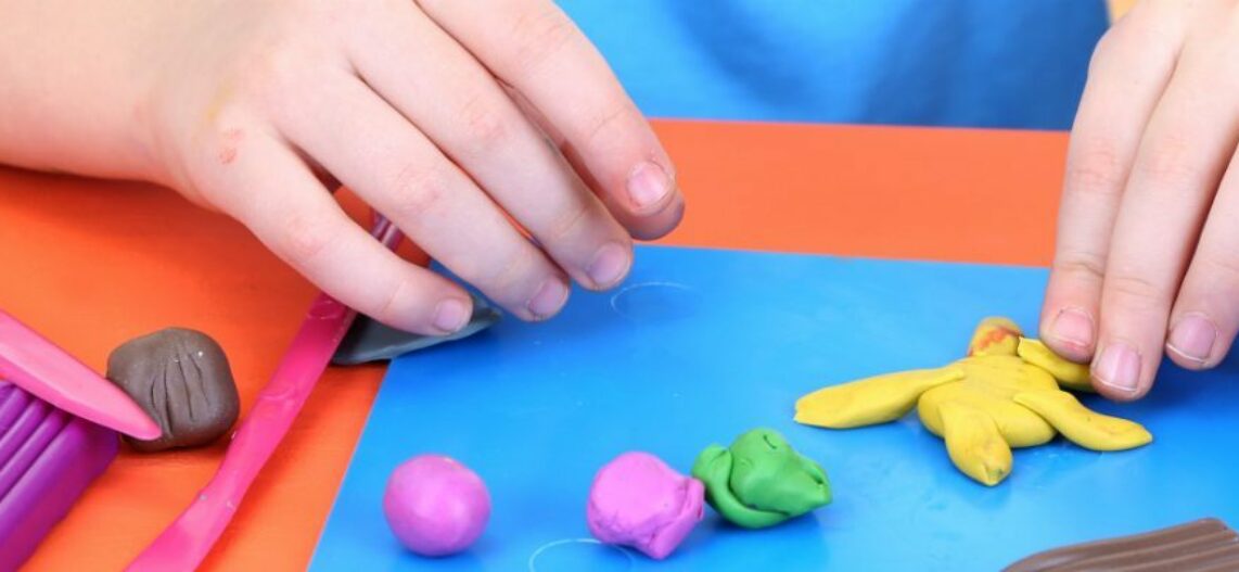 Activité en famille : deux DIY à réaliser en pâte à modeler Play-Doh
