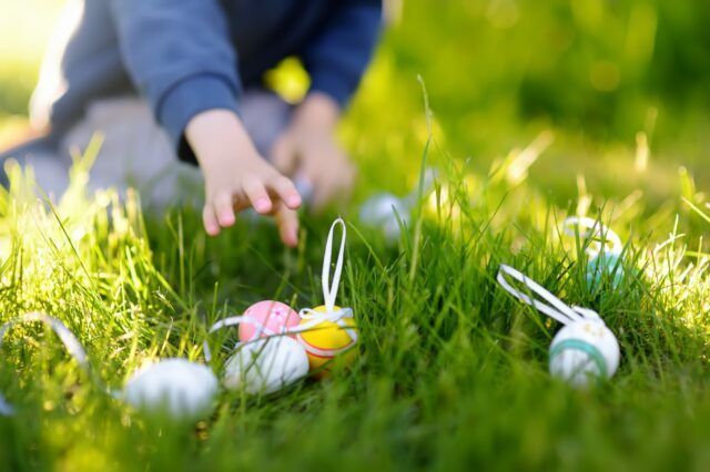 Pour profiter des premiers rayons du soleil du printemps, pourquoi ne pas  organiser des #jeux de #Pâques en plein air,…
